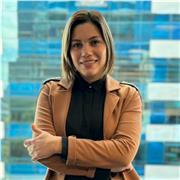 Licenciada en Trabajo Social con una formación de más de ocho años en comunicación humana